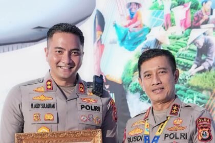 Kapolres Gowa, AKBP Muhammad Aldy Sulaiman, S.I.K., M.Si., bersama Kapolda Sulsel, Irjen Pol. Drs. Rusdi Hartono, M.Si., dalam penerimaan penghargaan nasional dari Kepala Kepolisian Negara Republik Indonesia, Jenderal Polisi Listyo Sigit Prabowo, atas kinerja luar biasa dalam pelayanan publik.