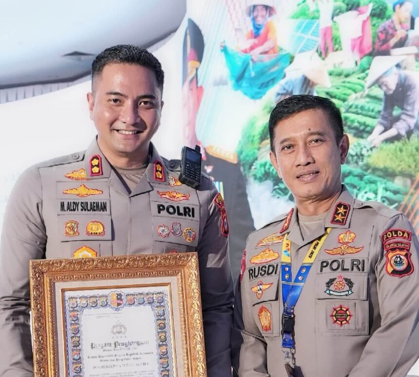 Kapolres Gowa, AKBP Muhammad Aldy Sulaiman, S.I.K., M.Si., bersama Kapolda Sulsel, Irjen Pol. Drs. Rusdi Hartono, M.Si., dalam penerimaan penghargaan nasional dari Kepala Kepolisian Negara Republik Indonesia, Jenderal Polisi Listyo Sigit Prabowo, atas kinerja luar biasa dalam pelayanan publik.
