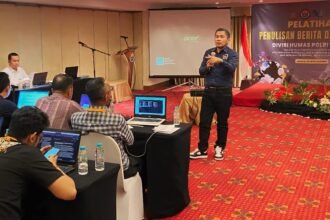Ketua Umum Serikat Pers Republik Indonesia (SPRI), Heintje G. Mandagie beri pelatihan penulisan berita dan artikel yang diikuti oleh peserta dari Divhumas Mabes Polri serta perwakilan Bidang Humas dari seluruh Polda di Indonesia, (19/6/2025).