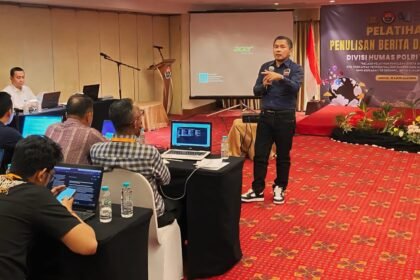 Ketua Umum Serikat Pers Republik Indonesia (SPRI), Heintje G. Mandagie beri pelatihan penulisan berita dan artikel yang diikuti oleh peserta dari Divhumas Mabes Polri serta perwakilan Bidang Humas dari seluruh Polda di Indonesia, (19/6/2025).