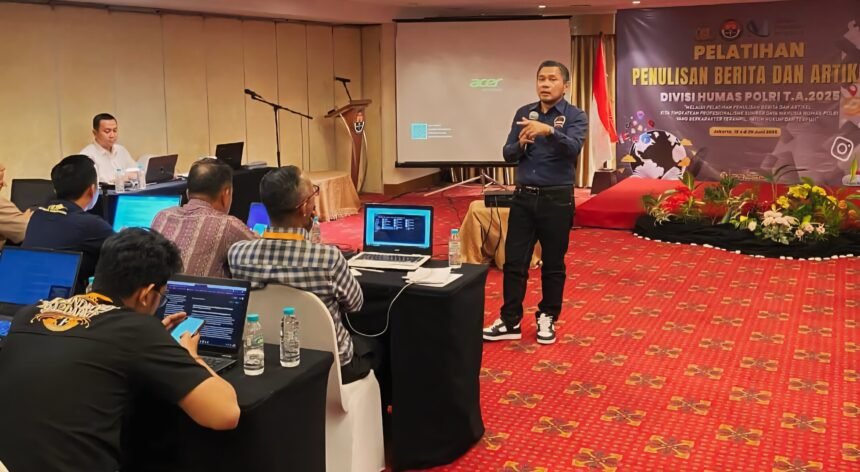 Ketua Umum Serikat Pers Republik Indonesia (SPRI), Heintje G. Mandagie beri pelatihan penulisan berita dan artikel yang diikuti oleh peserta dari Divhumas Mabes Polri serta perwakilan Bidang Humas dari seluruh Polda di Indonesia, (19/6/2025).