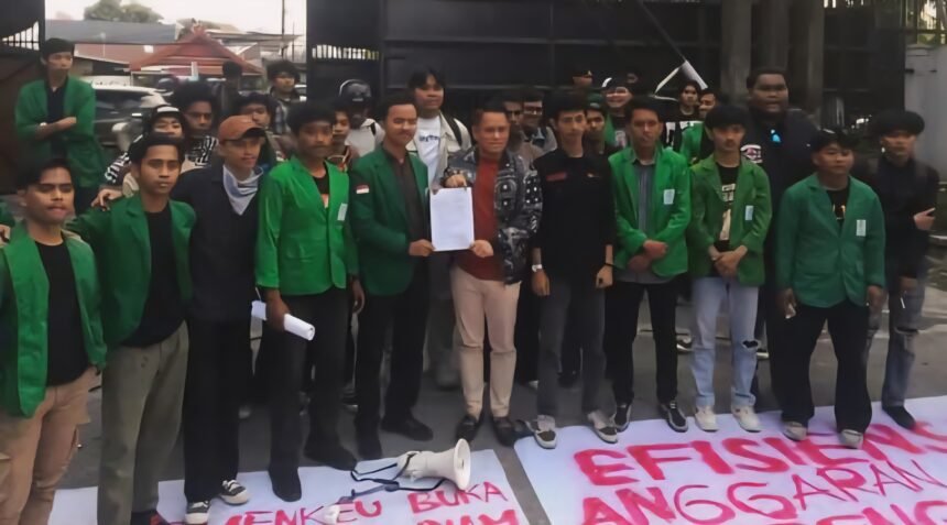 Mahasiswa UIN Makassar kritik pemangkasan anggaran, (19/6/2025).
