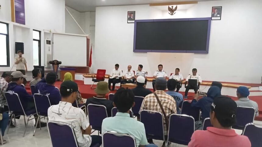 Pertemuan Aliansi Masyarakat Massenrempulu (Ampu) dengan Pemkab Enrekang terkait Hak Guna Usaha (HGU) milik perusahaan negara PTPN XIV, Juni 2025.