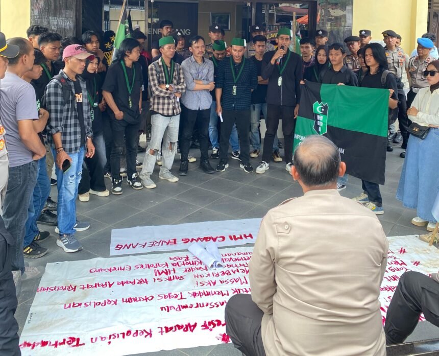 HMI menggelar aksi di Enrekang, Jumat (20/6/2025).