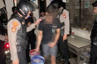 Aparat Polres Gowa amankan miras tradisional dan dugaan aktivitas narkoba, (20/6/2025). (Dok. Polres Gowa/HO)