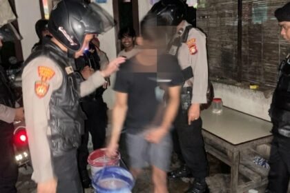 Aparat Polres Gowa amankan miras tradisional dan dugaan aktivitas narkoba, (20/6/2025). (Dok. Polres Gowa/HO)