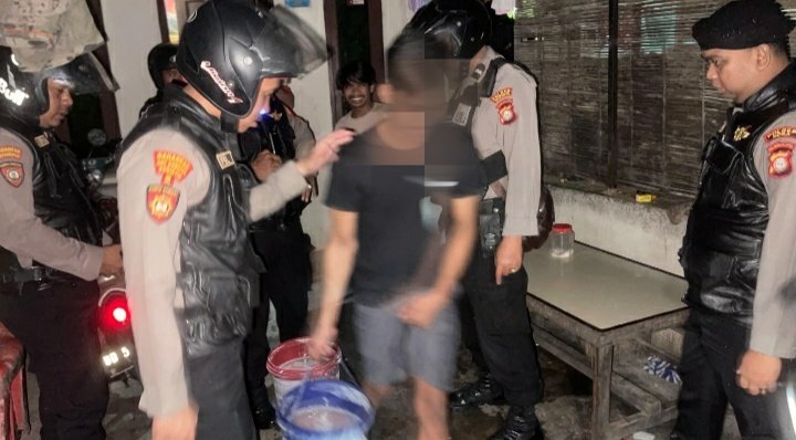 Aparat Polres Gowa amankan miras tradisional dan dugaan aktivitas narkoba, (20/6/2025). (Dok. Polres Gowa/HO)