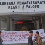 Mahasiswa menggelar aksi di depan Lapas Palopo, Juni 2025.