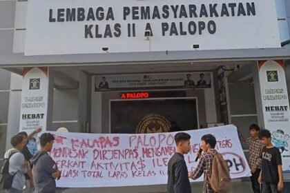 Mahasiswa menggelar aksi di depan Lapas Palopo, Juni 2025.