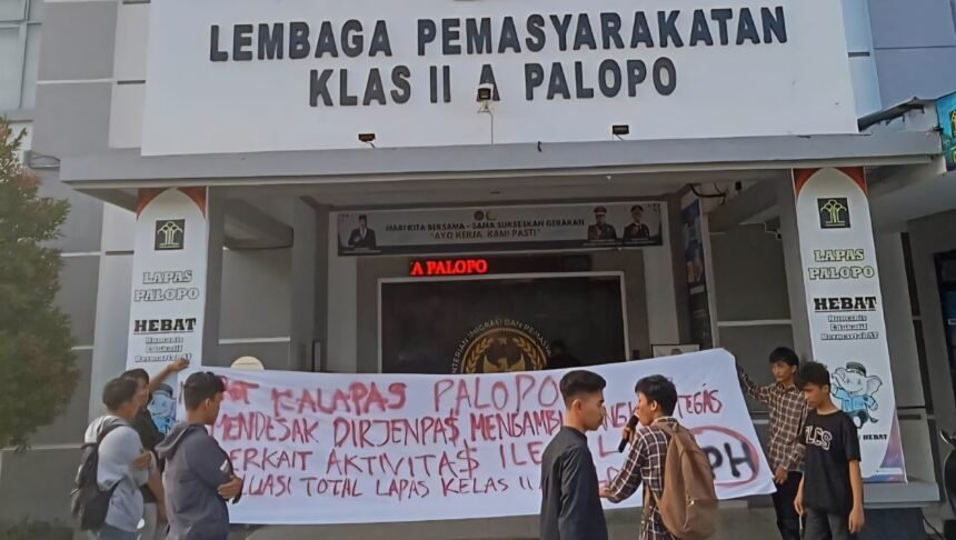 Mahasiswa menggelar aksi di depan Lapas Palopo, Juni 2025.