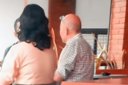 Dalam suatu pertemuan di kedai kopi kawasan Bawakaraeng Kota Makassar, Fery tampak dalam kondisi sehat, (21/6/2025). (tim)