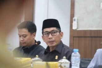 Anggota DPRD Kota Makassar, Muchlis Misbah, menyoroti persoalan parkir liar mobil pribadi di lorong-lorong permukiman padat, Juni 2025.