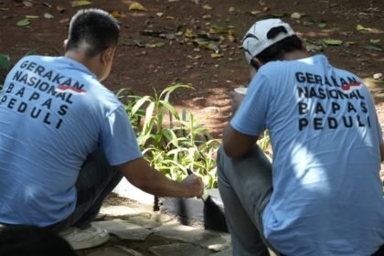 Ratusan klien pemasyarakatan berseragam melakukan aksi kerja sosial di Perkampungan Budaya Betawi, Srengseng Sawah, Jakarta Selatan, (26/6/2025).