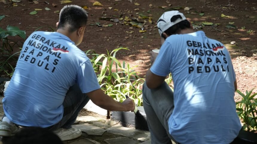 Ratusan klien pemasyarakatan berseragam melakukan aksi kerja sosial di Perkampungan Budaya Betawi, Srengseng Sawah, Jakarta Selatan, (26/6/2025).