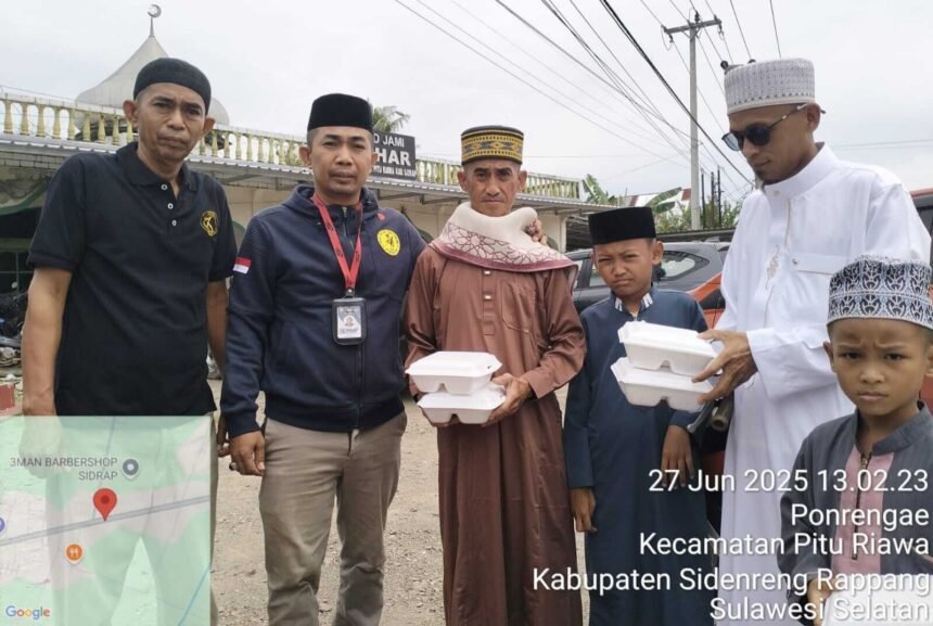 Jumat berkah, TapakNews berbagi nasi dos di Sidrap, (27/6/2025).