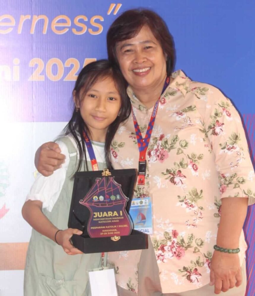 Pendamping Stasi Bunda Maria Mandai Kabupaten Maros, Yanti bersama Frenelisya Gisela Payangan yang sukses meraih predikat Juara I (Gold Champion), Juni 2025.