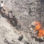 Lima pemuda Palestina bahu-membahu menarik tubuh tak bernyawa dari kawah reruntuhan bangunan oleh serangan udara Israel, Juni 2025. (qudsn/ho/mp)