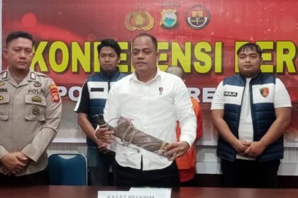 Kepolisian Resor Enrekang menangkap pelaku dan mengungkap kasus kriminal dalam konferensi pers di Mapolres, Senin, 30 Juni 2025.