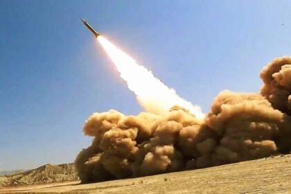Menteri Pertahanan Aziz Nasirzadeh mengumumkan bahwa Iran telah berhasil menguji rudal pertamanya yang mampu membawa hulu ledak dua ton. (geopolitics_live/ho)