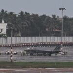 Foto jet F‑35B terlihat di tengah aktivitas bandara Kerala-India setelah melakukan pendaratan darurat dalam keadaan terkendali, (15/6/2025). (ndtv/iot/fe/wp/ho/mp)