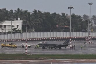 Foto jet F‑35B terlihat di tengah aktivitas bandara Kerala-India setelah melakukan pendaratan darurat dalam keadaan terkendali, (15/6/2025). (ndtv/iot/fe/wp/ho/mp)