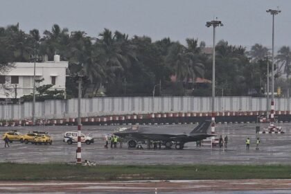Foto jet F‑35B terlihat di tengah aktivitas bandara Kerala-India setelah melakukan pendaratan darurat dalam keadaan terkendali, (15/6/2025). (ndtv/iot/fe/wp/ho/mp)