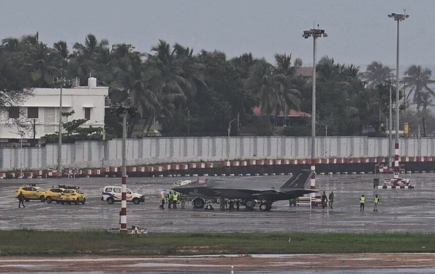 Foto jet F‑35B terlihat di tengah aktivitas bandara Kerala-India setelah melakukan pendaratan darurat dalam keadaan terkendali, (15/6/2025). (ndtv/iot/fe/wp/ho/mp)