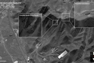 Citra satelit situs Fordow milik Iran menunjukkan tanda-tanda dampak bom dan tanah runtuh setelah serangan AS. Trump mengatakan Fordow, Natanz, dan Isfahan "dihancurkan sepenuhnya" untuk mengakhiri ancaman nuklir Iran, Juni 2025. (JP/HO/MP)