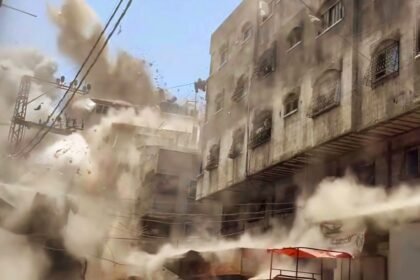 Momen ketika pendudukan mengebom gedung Harb di lingkungan Sheikh Radwan di Gaza utara sore ini, sebagai bagian dari operasi pengeboman intensif yang dilakukan selama beberapa jam terakhir. (ss: salah_ostaz/qudsn/ho/mp)