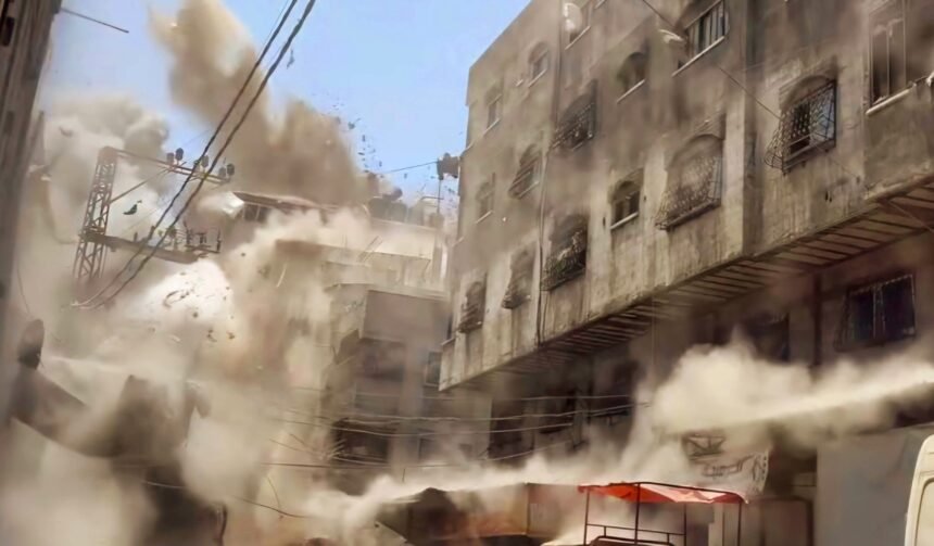 Momen ketika pendudukan mengebom gedung Harb di lingkungan Sheikh Radwan di Gaza utara sore ini, sebagai bagian dari operasi pengeboman intensif yang dilakukan selama beberapa jam terakhir. (ss: salah_ostaz/qudsn/ho/mp)