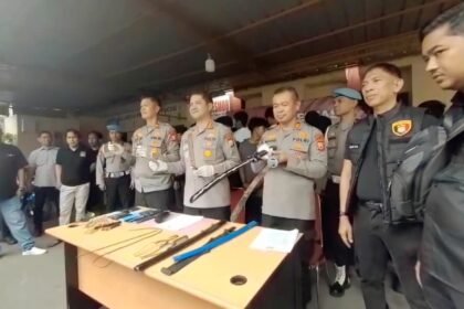 Konferensi Pers di Polrestabes Makassar terkait aksi geng motor di Kota Makassar, (1/6/2025). (pl/mp)