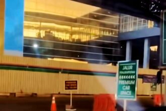 Bandara Hasanuddin dengan adanya tarif jalur premium (Premium Car Space), Juni 2025.