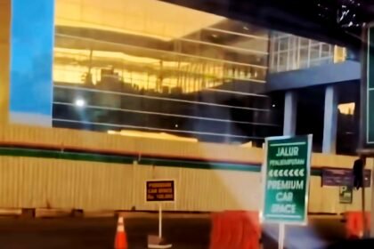 Bandara Hasanuddin dengan adanya tarif jalur premium (Premium Car Space), Juni 2025.