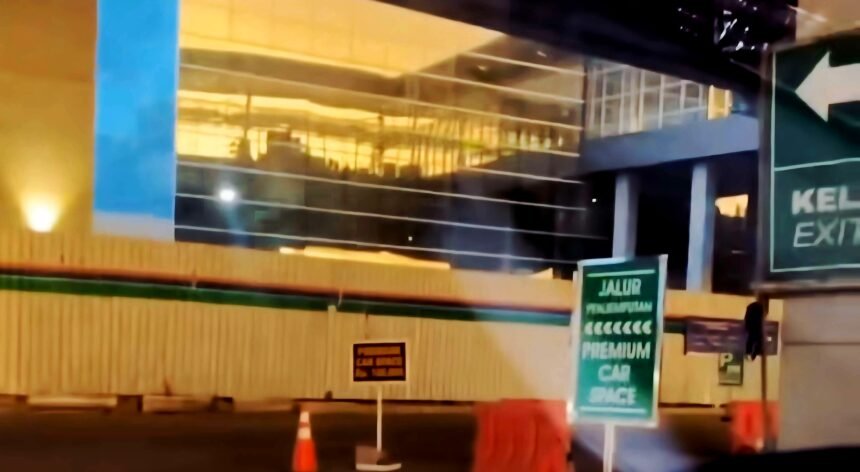 Bandara Hasanuddin dengan adanya tarif jalur premium (Premium Car Space), Juni 2025.
