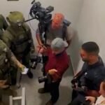 Polisi Israel terlihat memeriksa identitas sejumlah jurnalis asing di pusat kota Tel Aviv pada Sabtu (21/6)