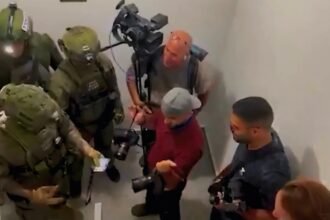 Polisi Israel terlihat memeriksa identitas sejumlah jurnalis asing di pusat kota Tel Aviv pada Sabtu (21/6)