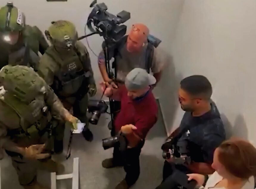 Polisi Israel terlihat memeriksa identitas sejumlah jurnalis asing di pusat kota Tel Aviv pada Sabtu (21/6)