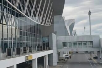 Bandara Internasional Sultan Hasanuddin di Makassar, Sulawesi Selatan.