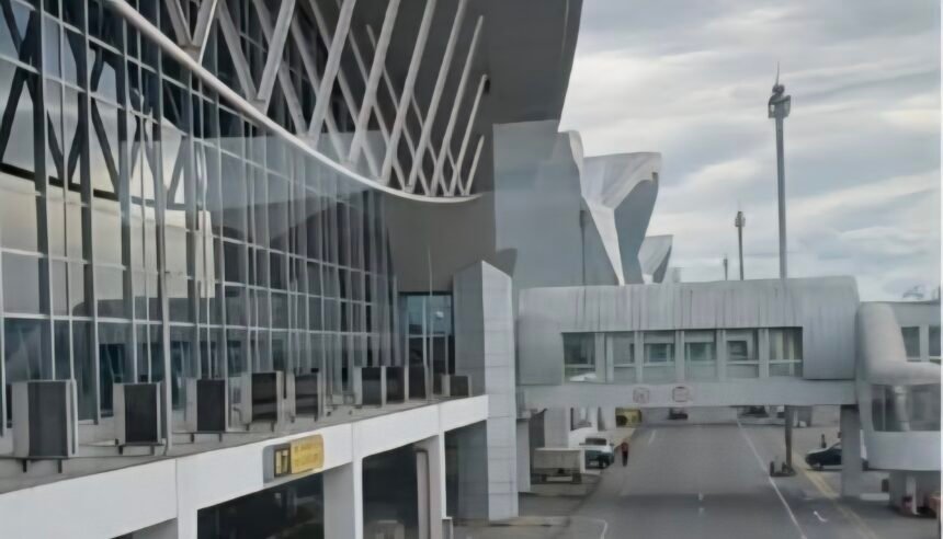Bandara Internasional Sultan Hasanuddin di Makassar, Sulawesi Selatan.