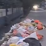 Penampakan tumpukan sampah di bahu Jalan Mallengkeri Raya, tepat di depan Kompleks TVRI, (26/6/). (ss/@makassar_iinfo/ho)