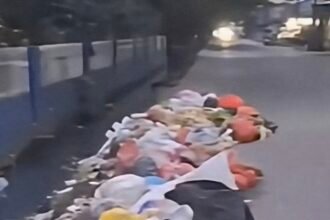 Penampakan tumpukan sampah di bahu Jalan Mallengkeri Raya, tepat di depan Kompleks TVRI, (26/6/). (ss/@makassar_iinfo/ho)