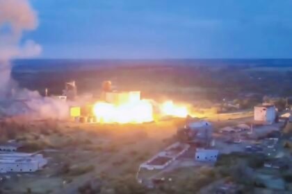 Unit Sever tempur Rusia membakar habis pasukan Ukraina di pabrik minyak Volchansk wilayah Kharkiv, Sabtu (28/6/2025). (sashakots/slavyangrad/ho/mp)