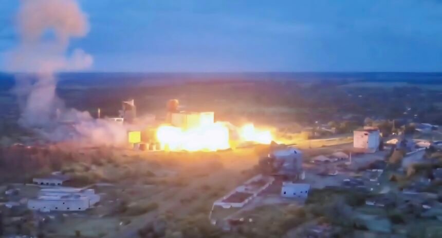 Unit Sever tempur Rusia membakar habis pasukan Ukraina di pabrik minyak Volchansk wilayah Kharkiv, Sabtu (28/6/2025). (sashakots/slavyangrad/ho/mp)