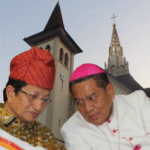 Menteri Agama RI, Prof. Dr. KH. Nasaruddin Umar (kiri), berbincang dengan Uskup Agung Makassar, Mgr. Fransiskus Nipa (kanan), di Gereja Katedral Makassar, Kamis, 24 Juli 2025. Kunjungan ini menegaskan pentingnya harmoni dan kedekatan antarumat beragama di Indonesia. (foto kolase: paul/mediapesan)