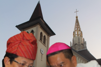 Menteri Agama RI, Prof. Dr. KH. Nasaruddin Umar (kiri), berbincang dengan Uskup Agung Makassar, Mgr. Fransiskus Nipa (kanan), di Gereja Katedral Makassar, Kamis, 24 Juli 2025. Kunjungan ini menegaskan pentingnya harmoni dan kedekatan antarumat beragama di Indonesia. (foto kolase: paul/mediapesan)