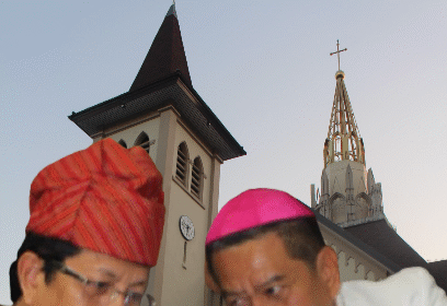Menteri Agama RI, Prof. Dr. KH. Nasaruddin Umar (kiri), berbincang dengan Uskup Agung Makassar, Mgr. Fransiskus Nipa (kanan), di Gereja Katedral Makassar, Kamis, 24 Juli 2025. Kunjungan ini menegaskan pentingnya harmoni dan kedekatan antarumat beragama di Indonesia. (foto kolase: paul/mediapesan)