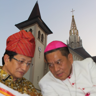 Menteri Agama RI, Prof. Dr. KH. Nasaruddin Umar (kiri), berbincang dengan Uskup Agung Makassar, Mgr. Fransiskus Nipa (kanan), di Gereja Katedral Makassar, Kamis, 24 Juli 2025. Kunjungan ini menegaskan pentingnya harmoni dan kedekatan antarumat beragama di Indonesia. (foto kolase: paul/mediapesan)