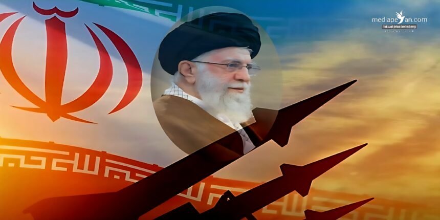Pemimpin Tertinggi Iran Ayatollah Ali Khamenei peringatkan: Iran siap serang pangkalan militer iika diserang, Juli 2025. 