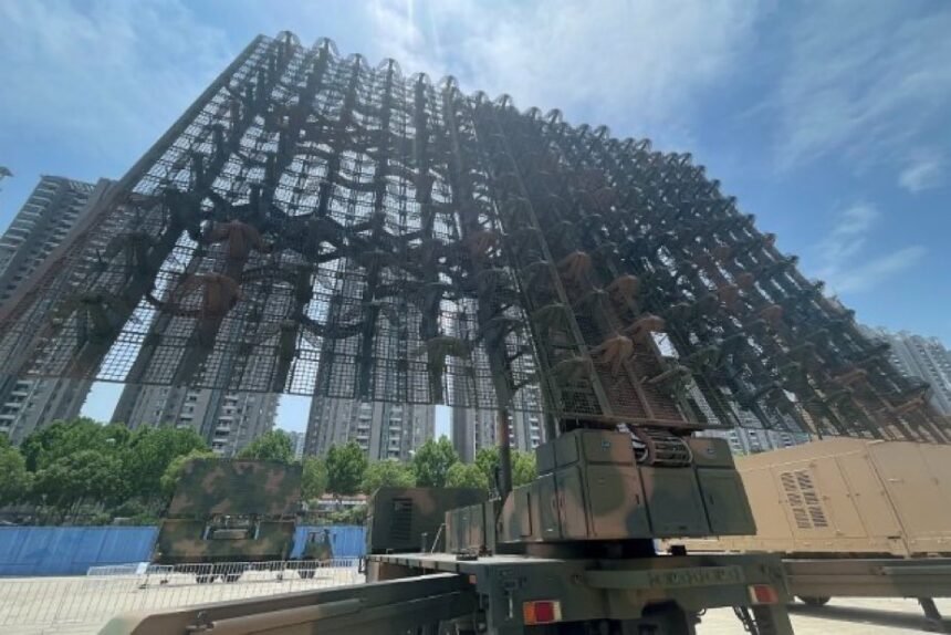 Radar canggih terbaru Negeri Tirai Bambu, JY-27V, yang diklaim memiliki kemampuan mendeteksi jet tempur siluman generasi kelima buatan Amerika Serikat seperti F-22 Raptor dan F-35 Lightning II, Juli 2025.