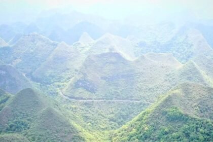 Sinkhole atau lubang raksasa di China, ada hutan purba di dalamnya. (sainteknocom/ho/mp)